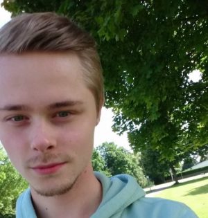 Daniel Nilsson Brodén med träd och grönska i bakgrunden