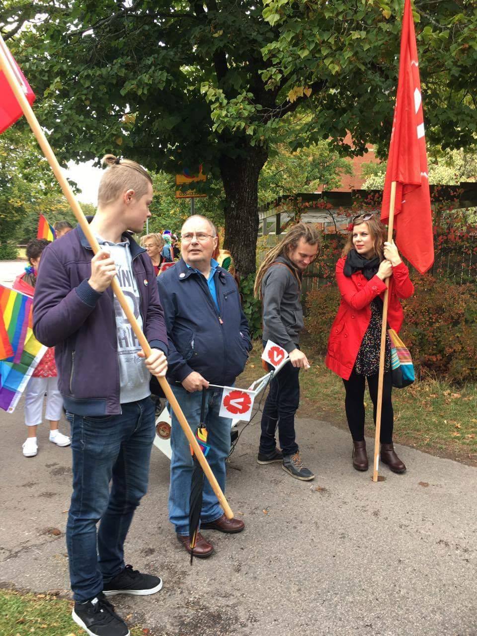Vänsterpartister laddar upp inför pride-tåget 2016